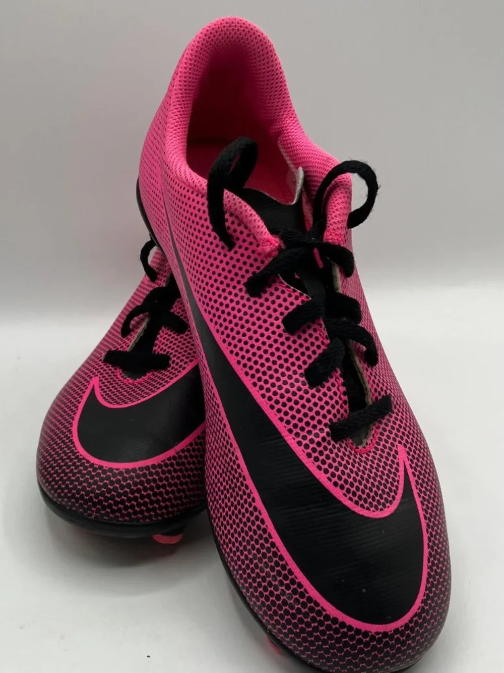 Nike Soccer Cleats Bravata II Youth Size 4 Hot Pink & Black Logo